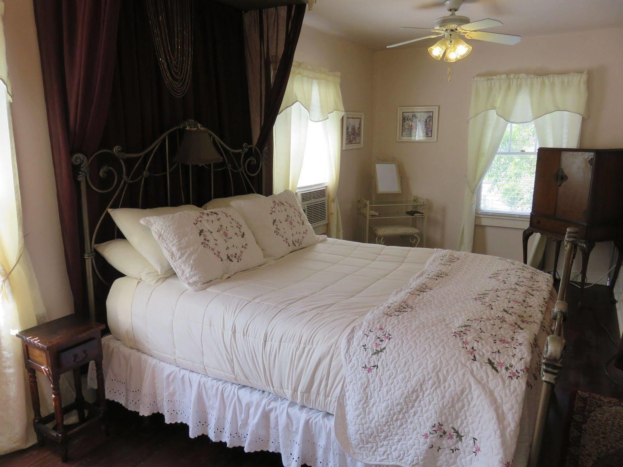 Avenue O Bed And Breakfast Галвестън Екстериор снимка